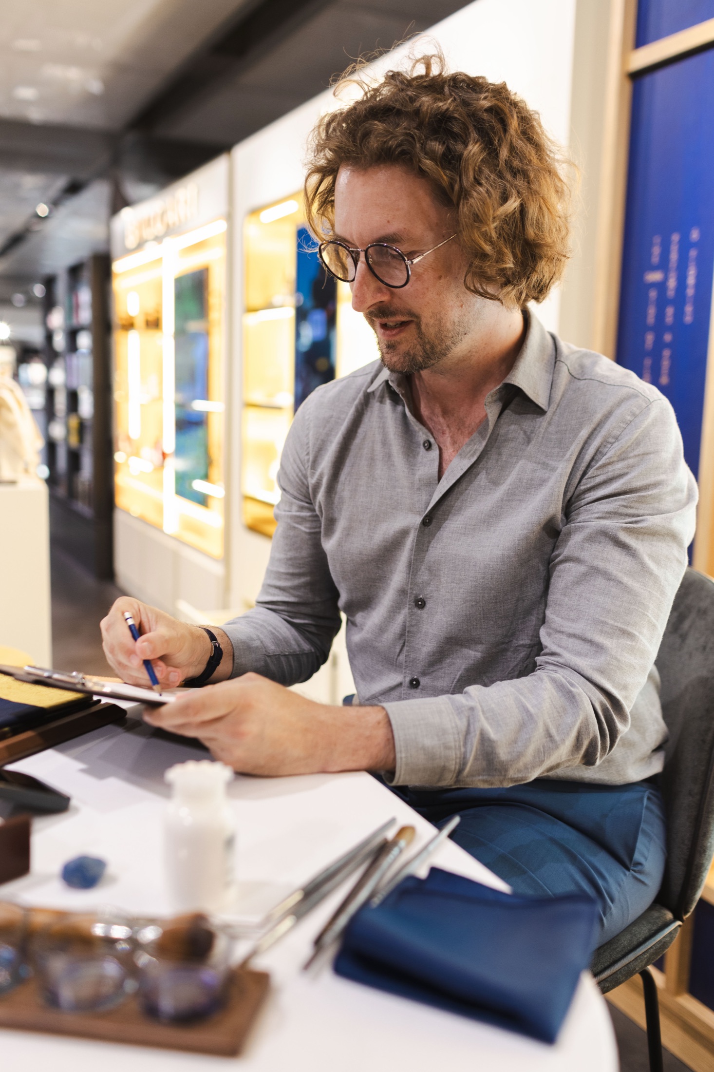 Mauro Carraro drawing at the Floraïku activation at Globus Zurich.