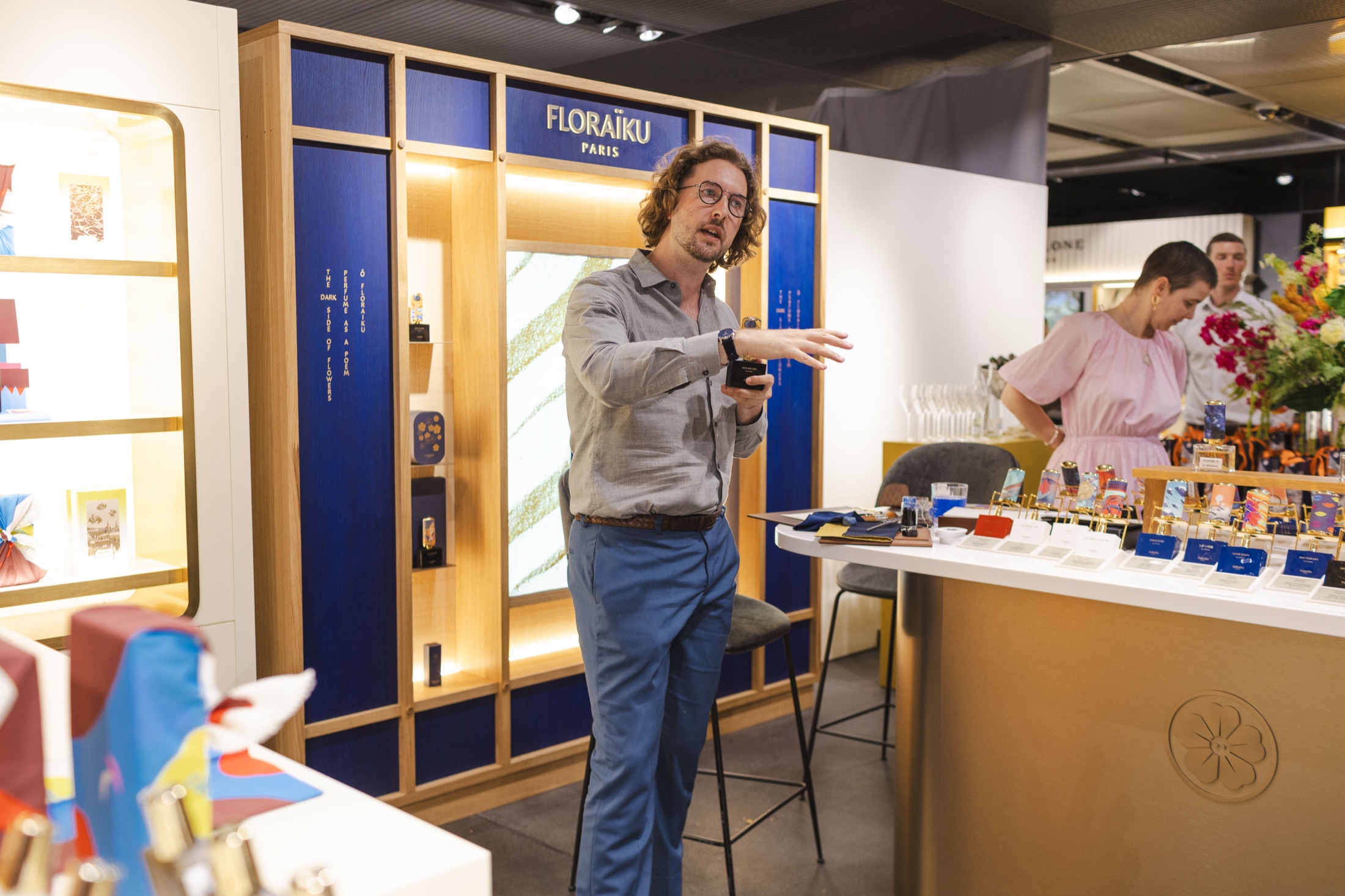 Mauro Carraro at work within the Floraïku activation at Globus Zurich.